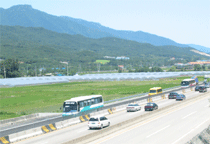 고속도로 너머로 보이는 취서산과 신불산 고속도로 너머로 보이는 취서산과 신불산