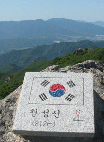 멀리 보이는 취서산과 신불산 멀리 보이는 취서산과 신불산