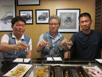 알싸한 고량주 향에 취하다(왼쪽부터 이석수 선생님, 박순태 선생님, 그리고 맨 우측이 프리즘) 알싸한 고량주 향에 취하다(왼쪽부터 이석수 선생님, 박순태 선생님, 그리고 맨 우측이 프리즘)